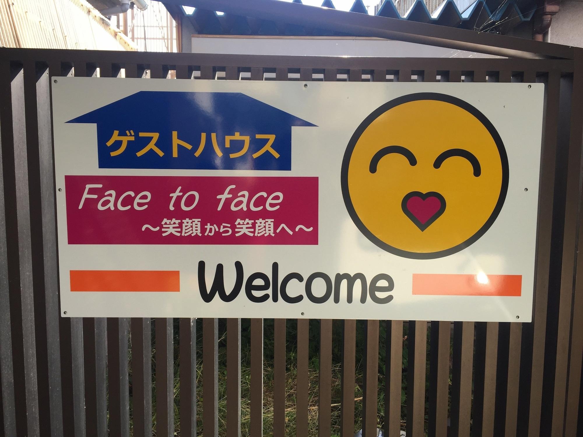 Vista Exterior Guest House Face to Face