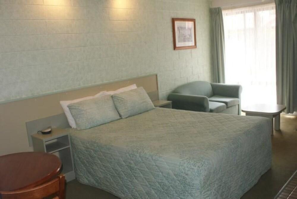 Varios Sandbar Motel