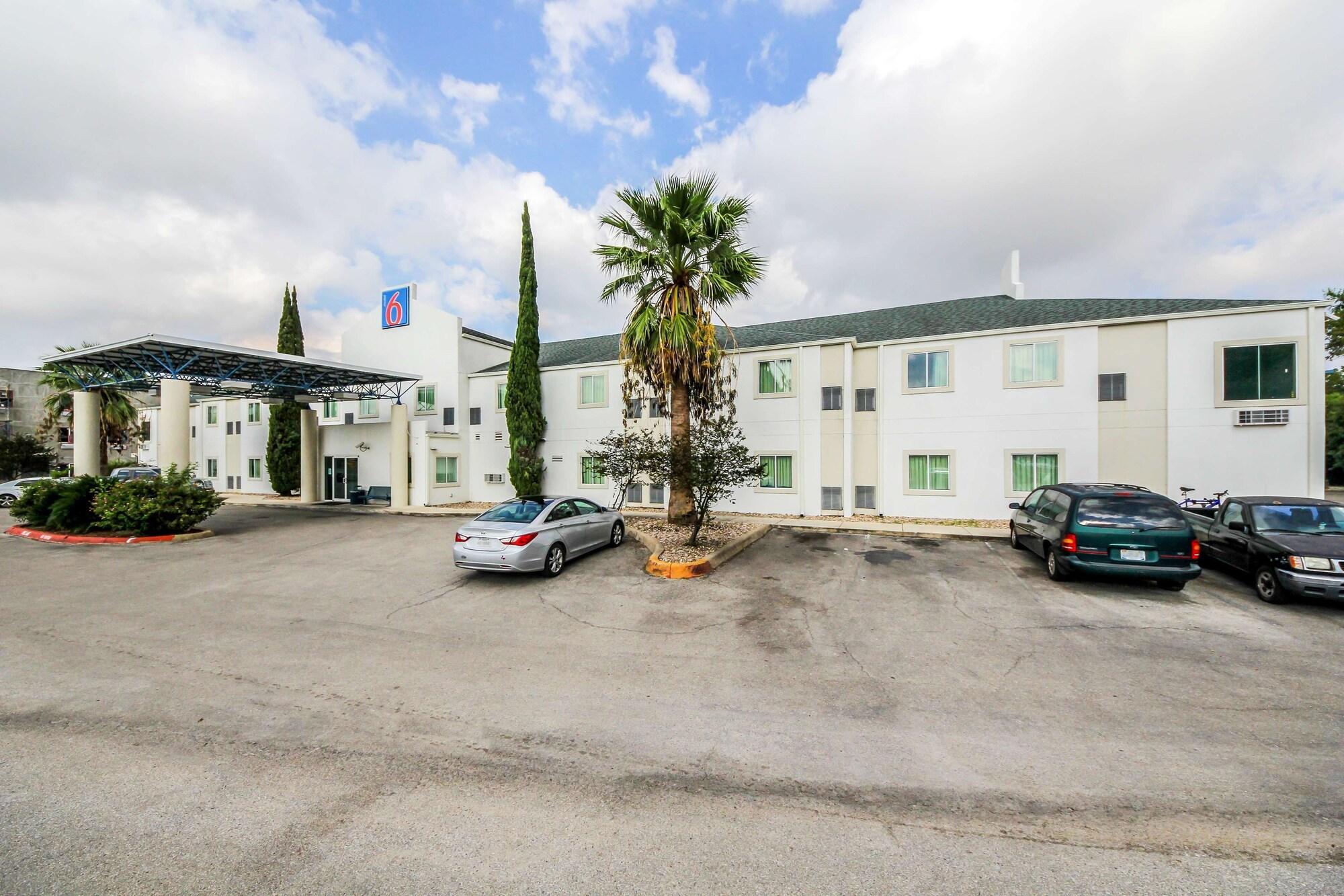 Vista Exterior Motel 6 New Braunfels, TX