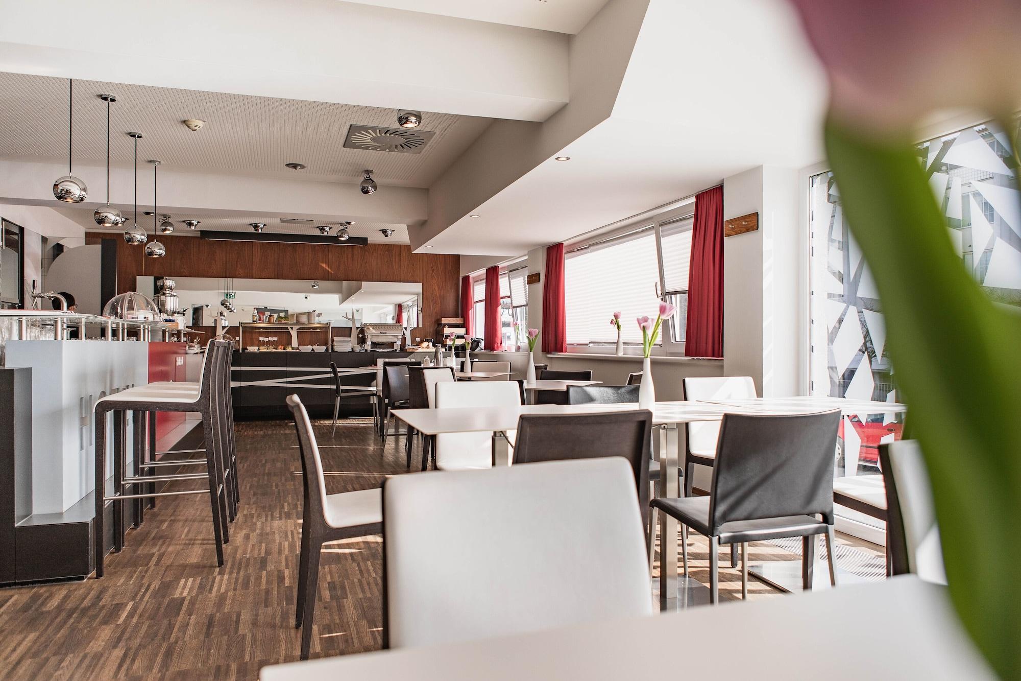 Bar/Salón H+ Hotel Ried