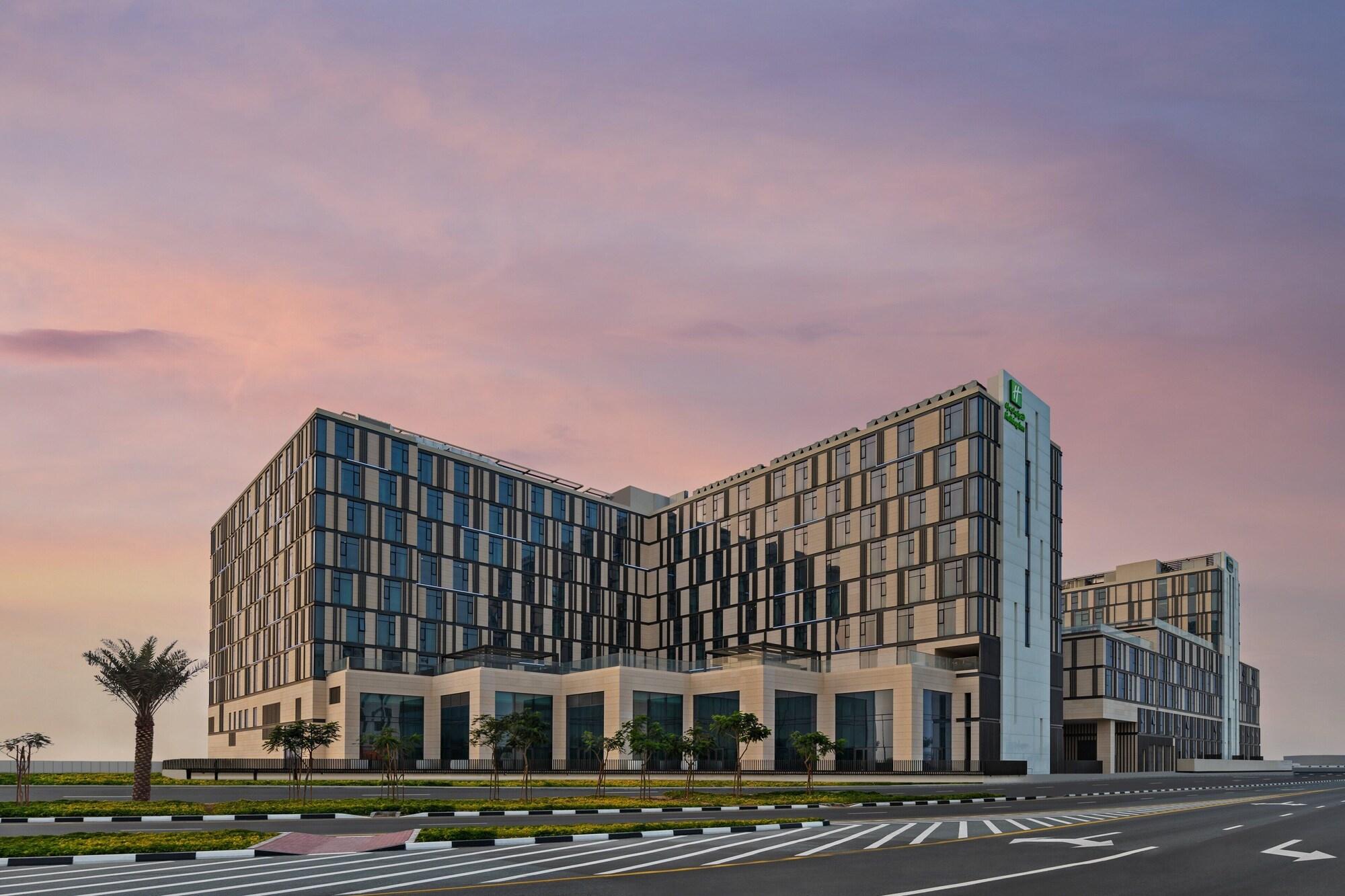 Varios Holiday Inn Dubai Al-Maktoum Airport, an IHG Hotel