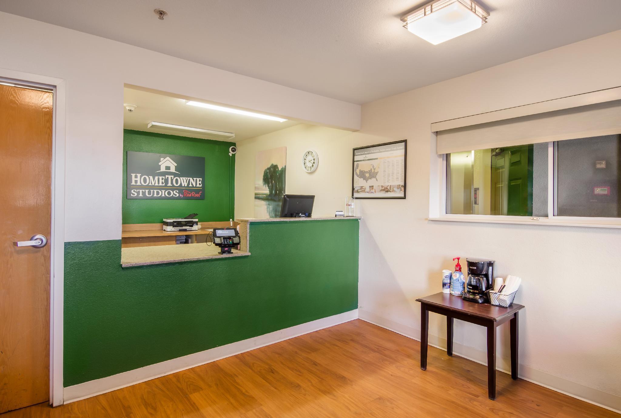 Vista Lobby HomeTowne Studios By Red Roof Denver - Airport/ Aurora