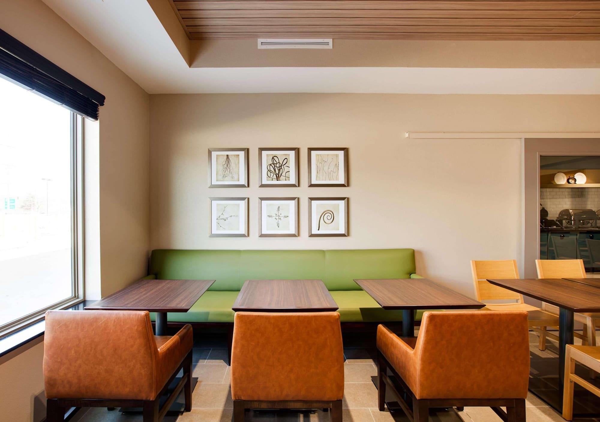 Restaurant Country Inn & Suites by Radisson, Springfield Southeast