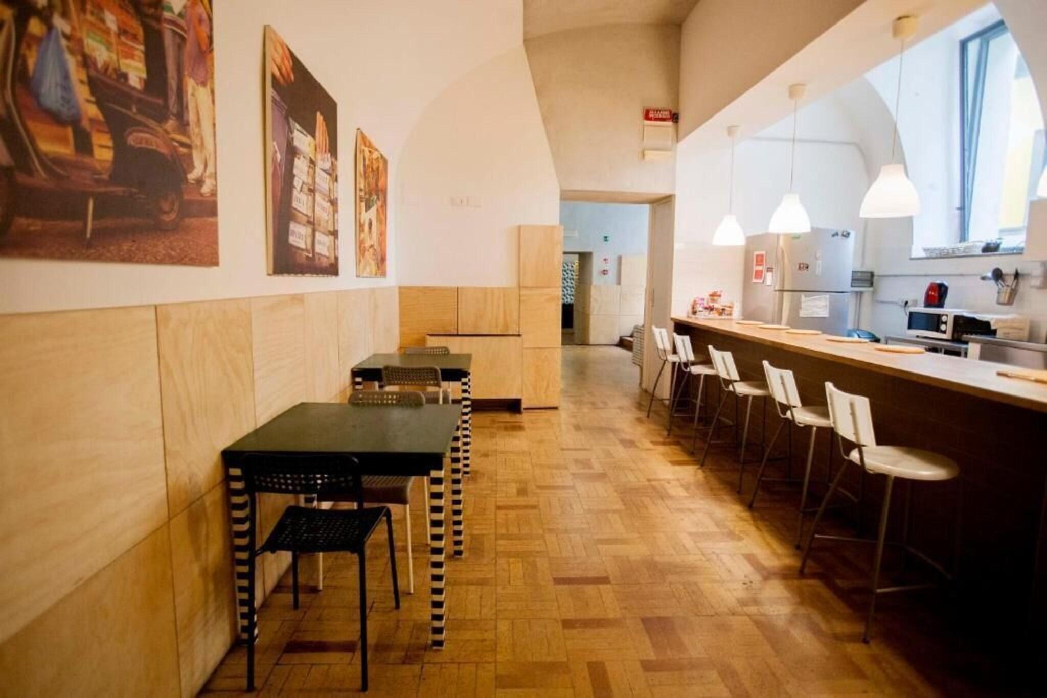 Bar/Salón La Controra Hostel