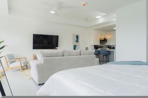Paquete - 6th-floor High-rise Studio Panoramic Ocean Views Walk to Town