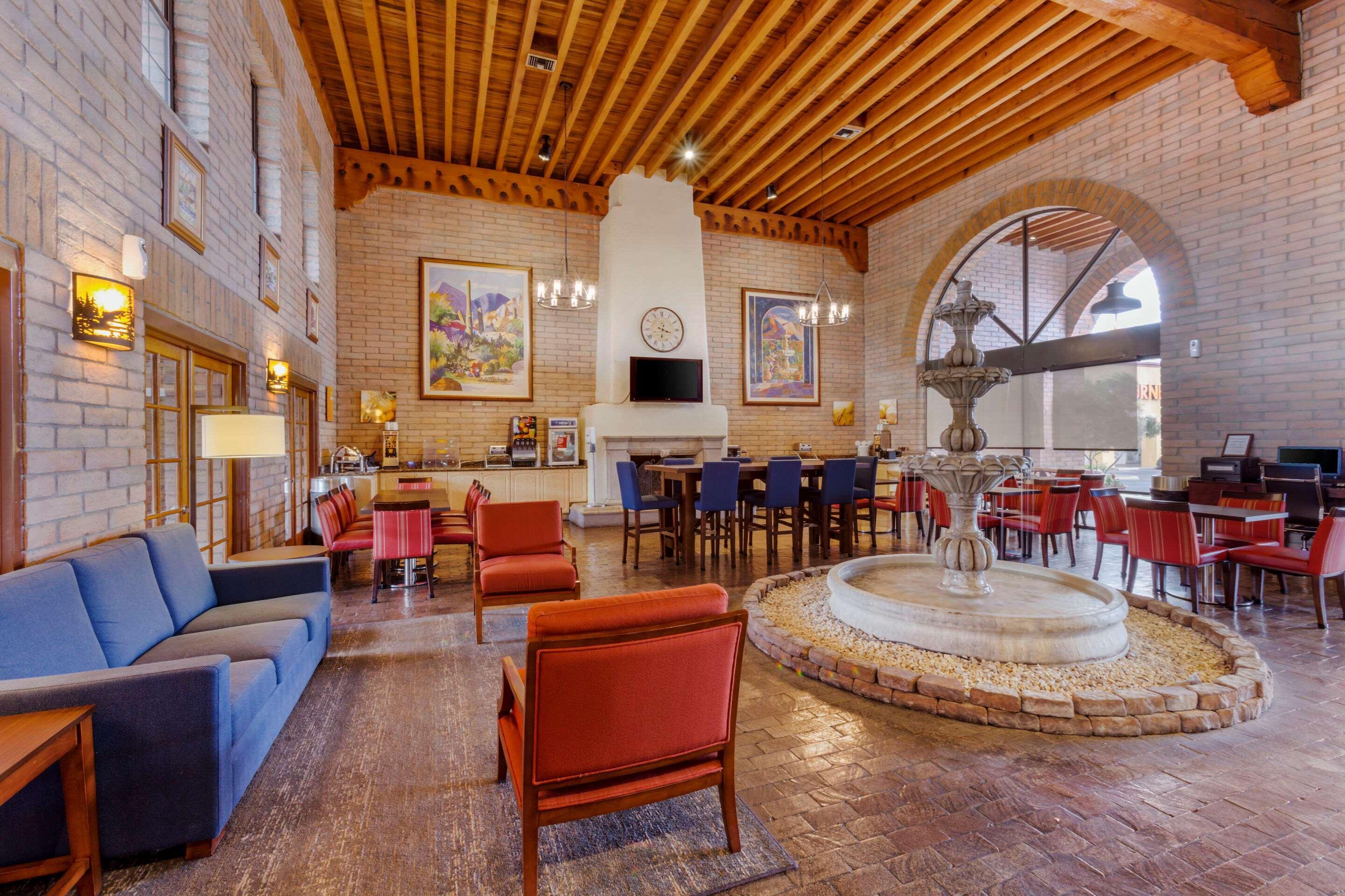 Vista Lobby Comfort Suites Tucson near Sabino Canyon