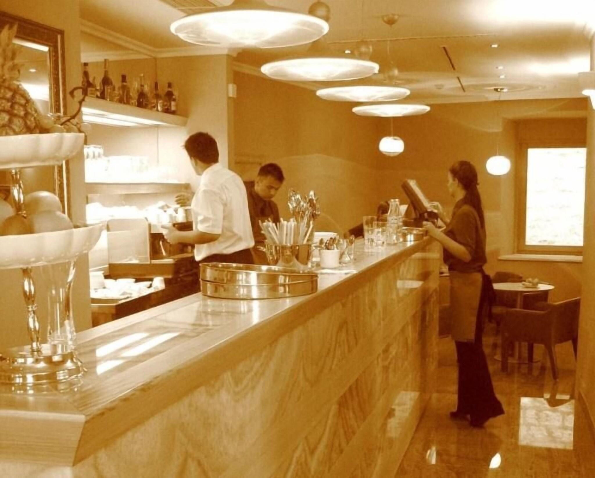 Bar/Salón Hotel Vardar Kotor