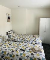 Alquiler Vacacional - Yellow Bliss, Private En-suite Double Room, Garden and Free Parking