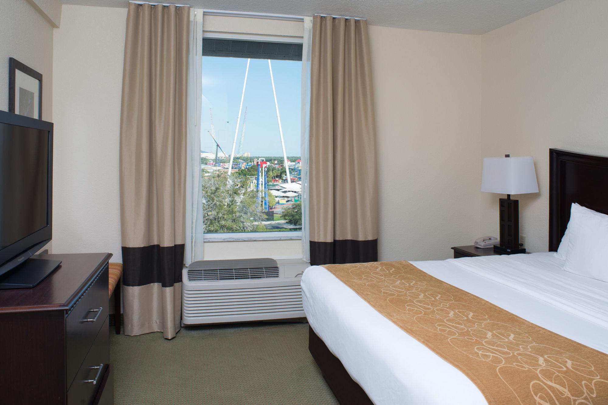 Hotel Comfort Suites Maingate East