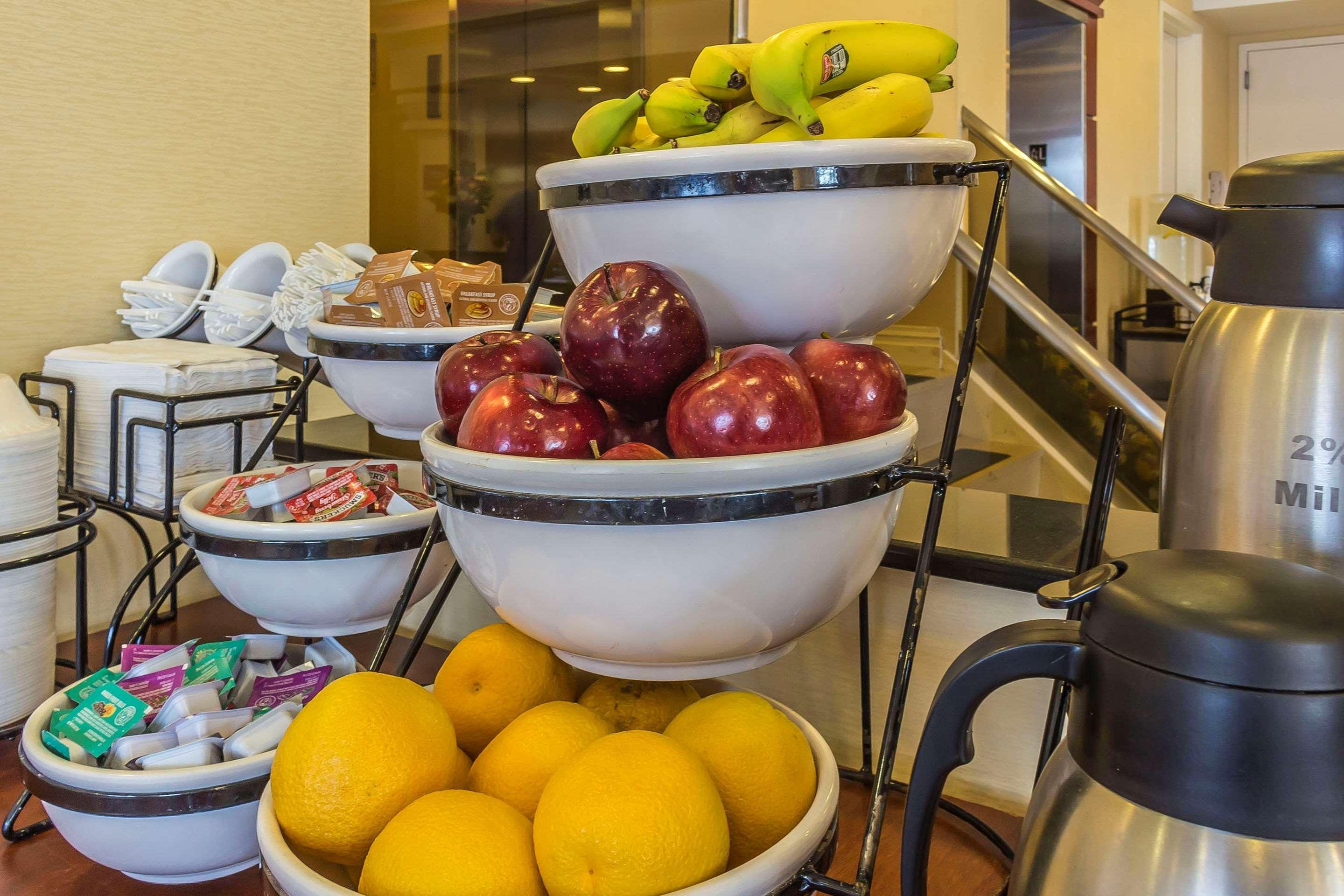 Restaurant Comfort Inn & Suites LaGuardia Airport