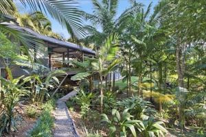 Alojamiento - 2 x queen bedrooms, 2 x ensuite's, 1 guest lounge, outdoor bbq kitchen and pool.