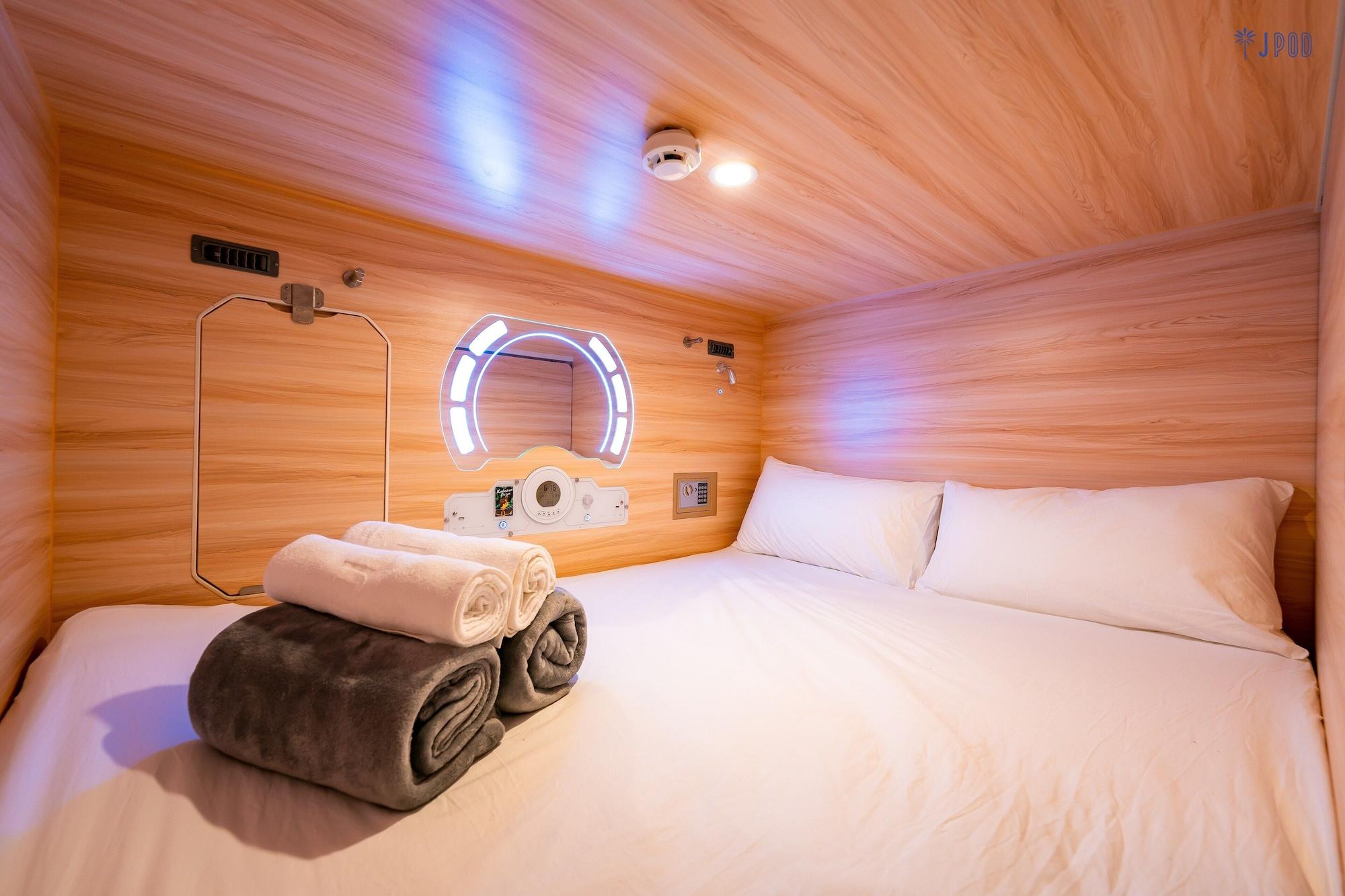 Varios JPOD Capsule Hotel