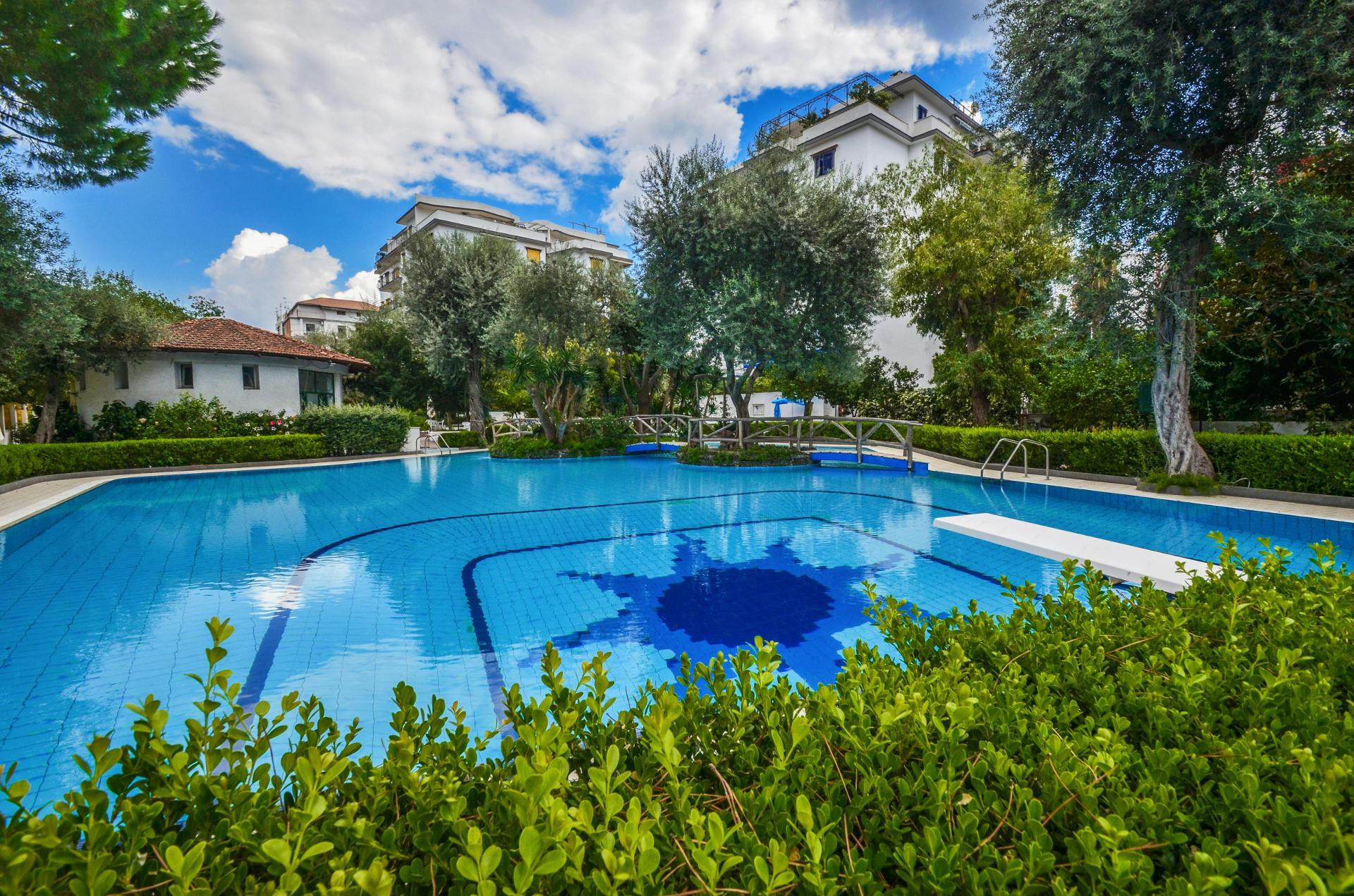 Vista Exterior Sorrento Pool&Suites