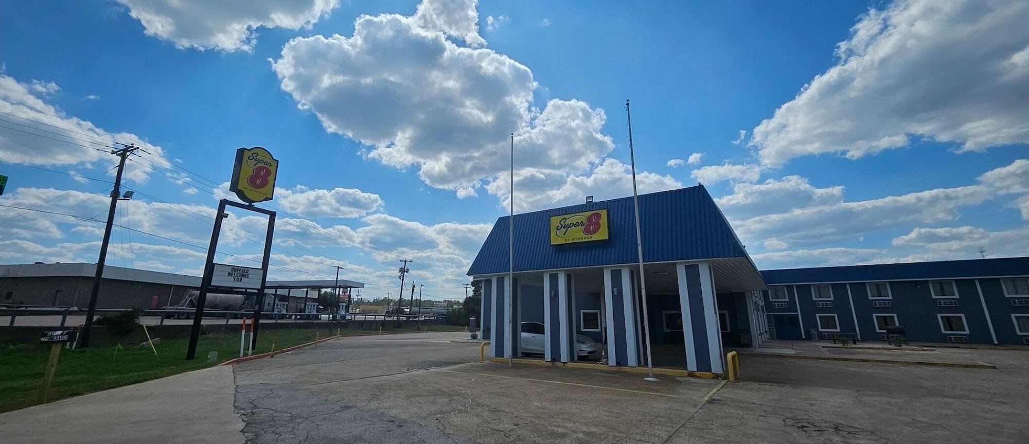 Vista Exterior Super 8 by Wyndham Buffalo