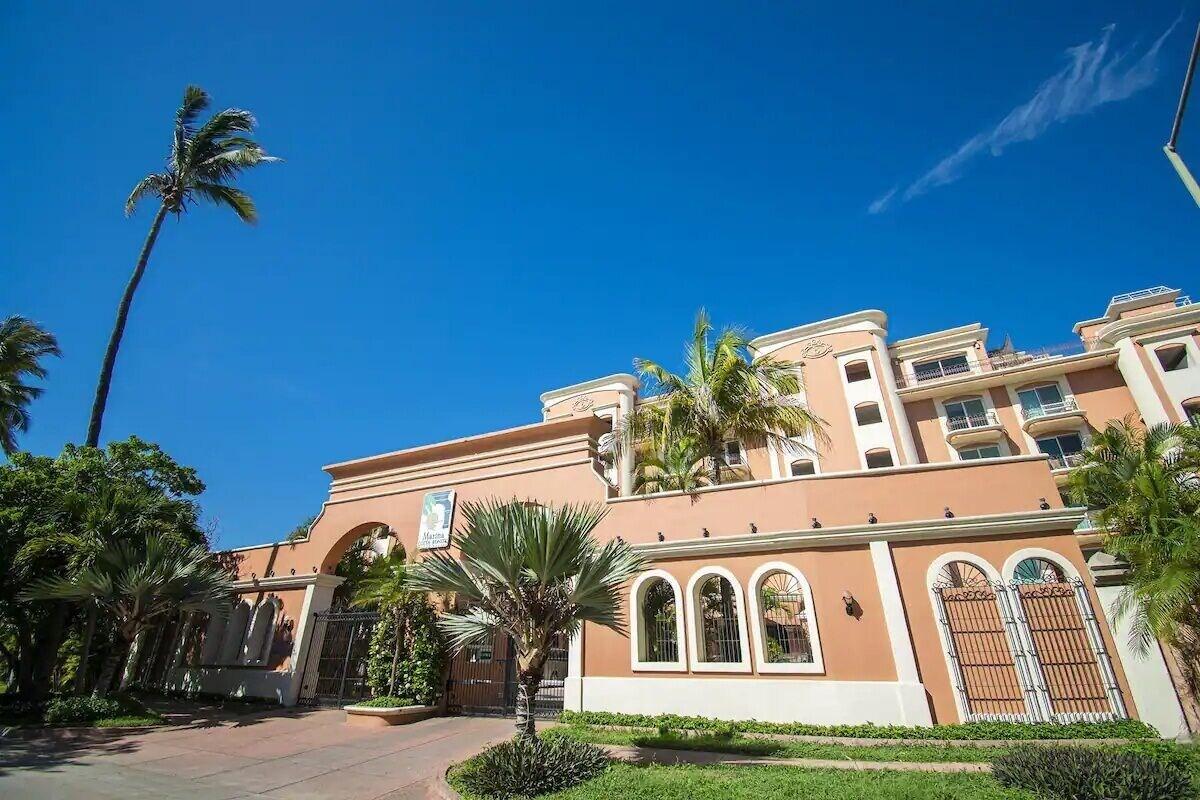 Vista Exterior Condos Marina CB