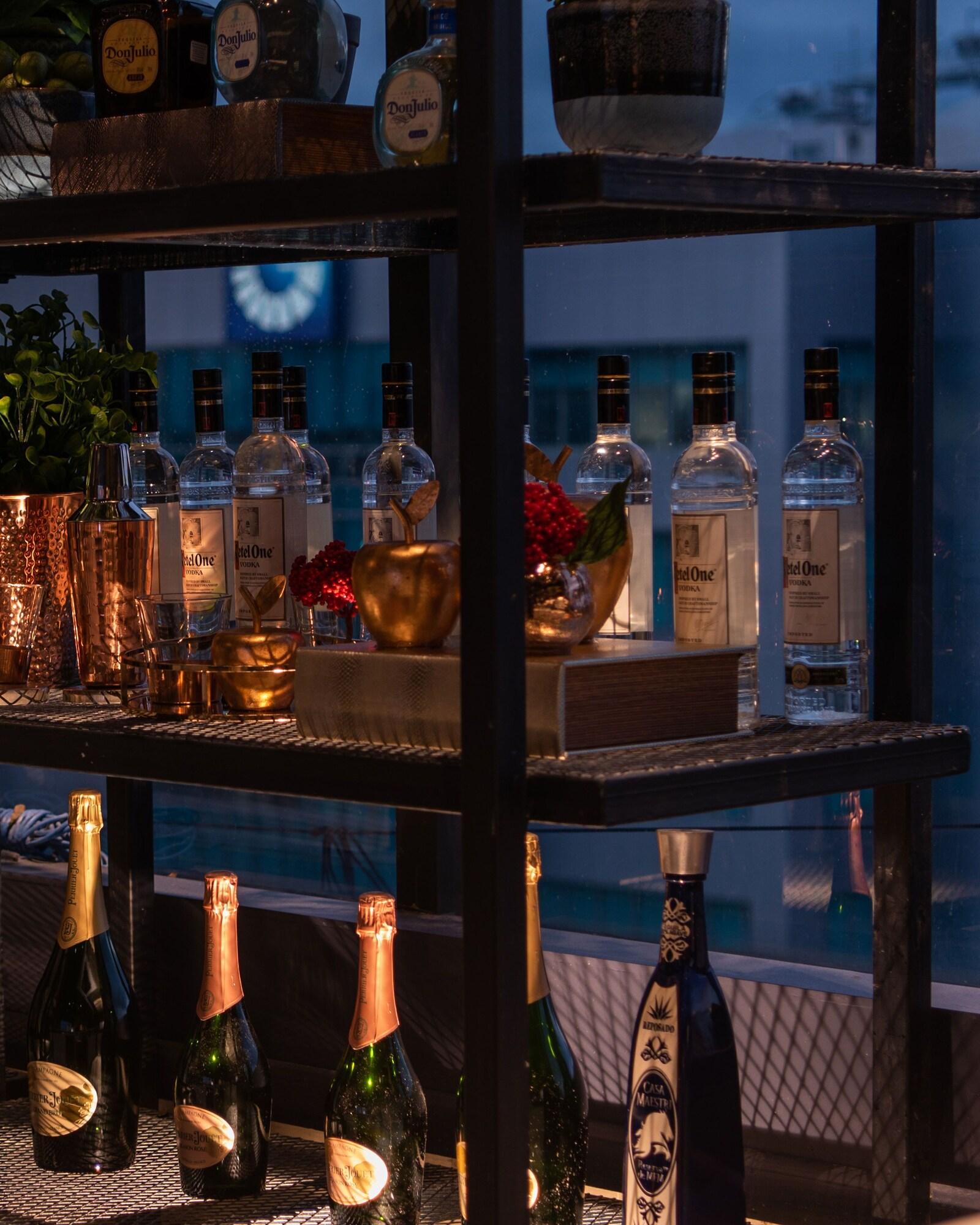 Bar/Salón Weston Suites & Hotel