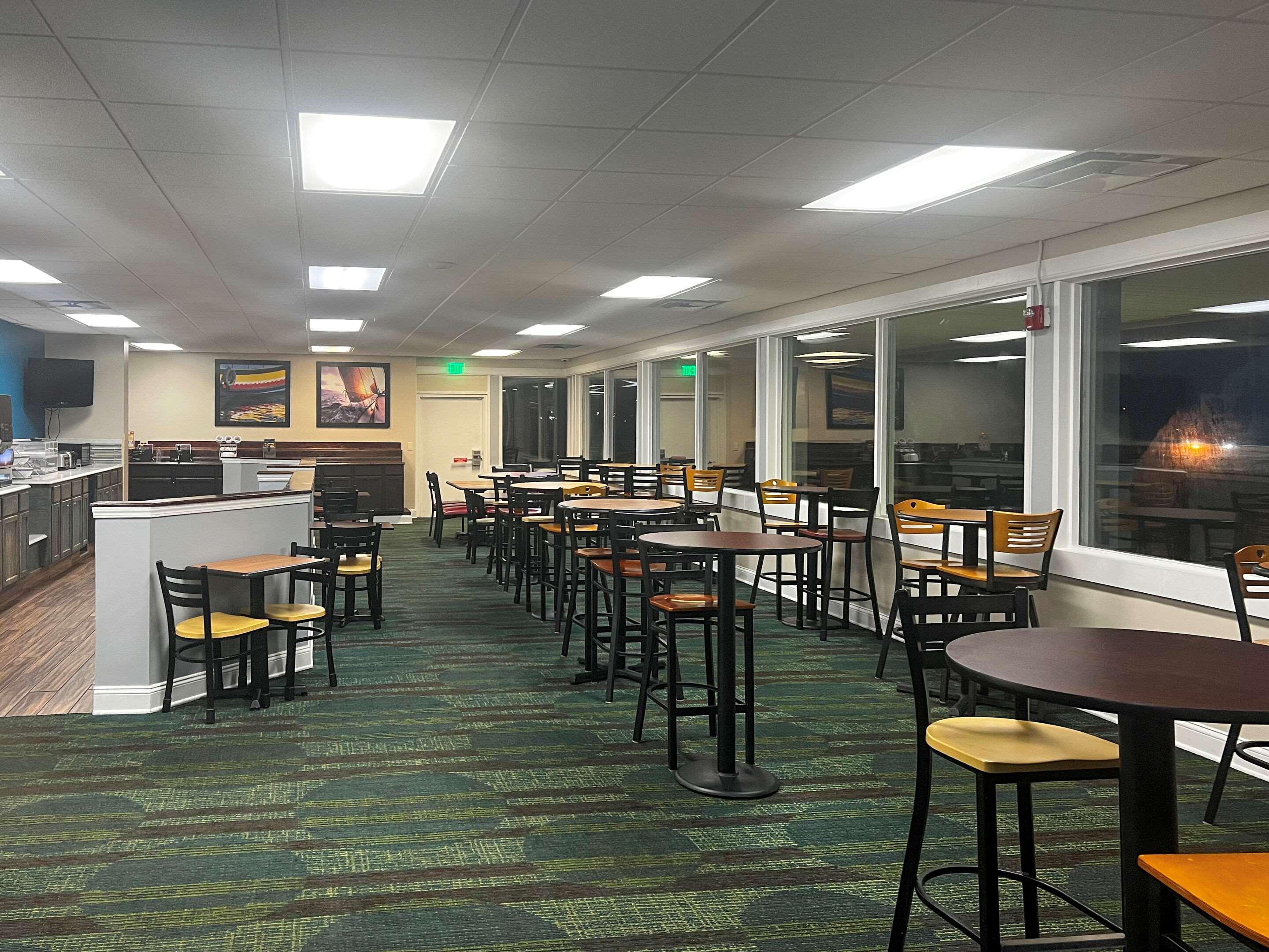 Restaurant Days Inn & Suites by Wyndham Norton Shores/Muskegon