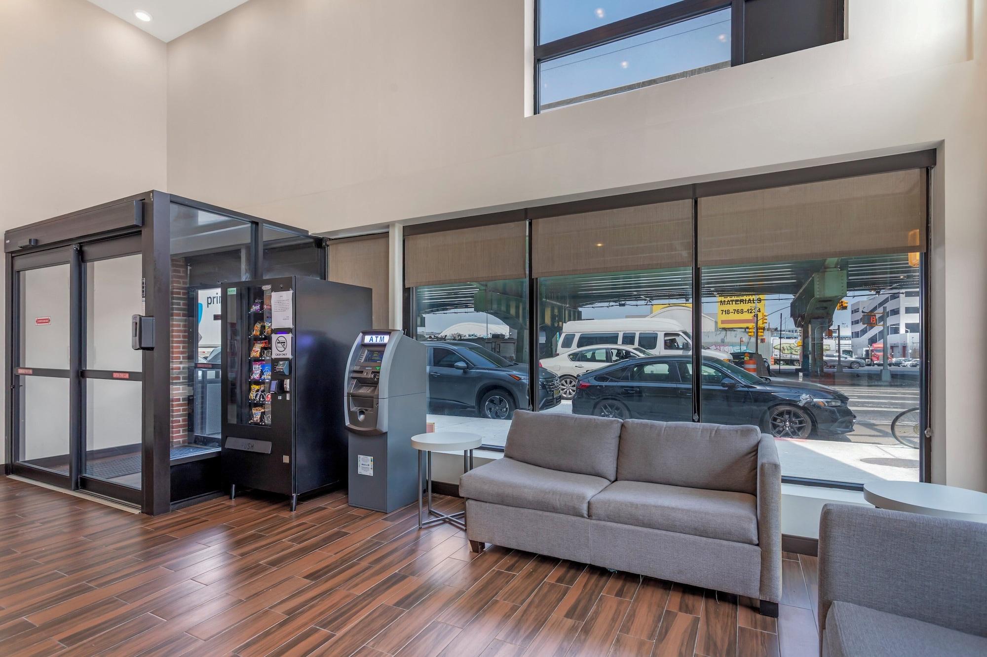 Vista Lobby Red Roof PLUS+ Brooklyn - 3rd&nbsp;Ave