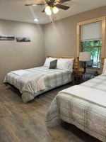 Alquiler Vacacional - New Cabin on Private Lake with Hot Tub, Gas Grill, Fire Pit & Swings
