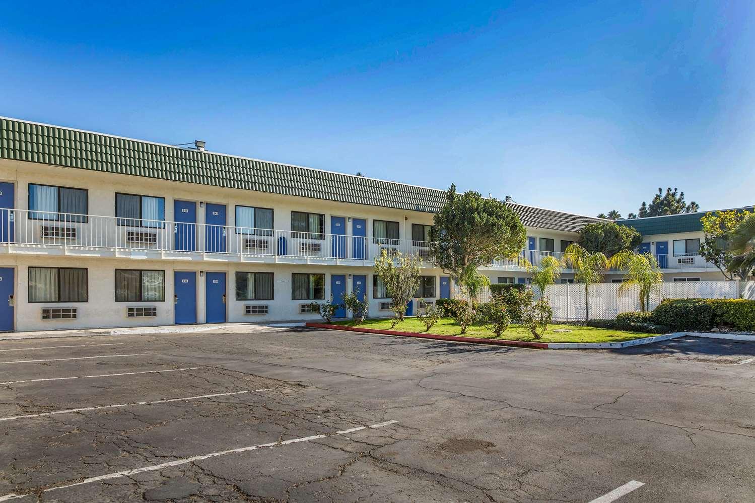 Vista Exterior Motel 6 King City, CA