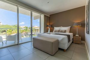 Alquiler Vacacional - Palm Beach Grand Oasis: Spacious 21-Guest Retreat - Walk to All!