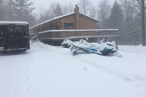 Alojamiento - Atv-Snowmobile Trail, sits on the Laughing Whitefish River, sleeps 16 people.