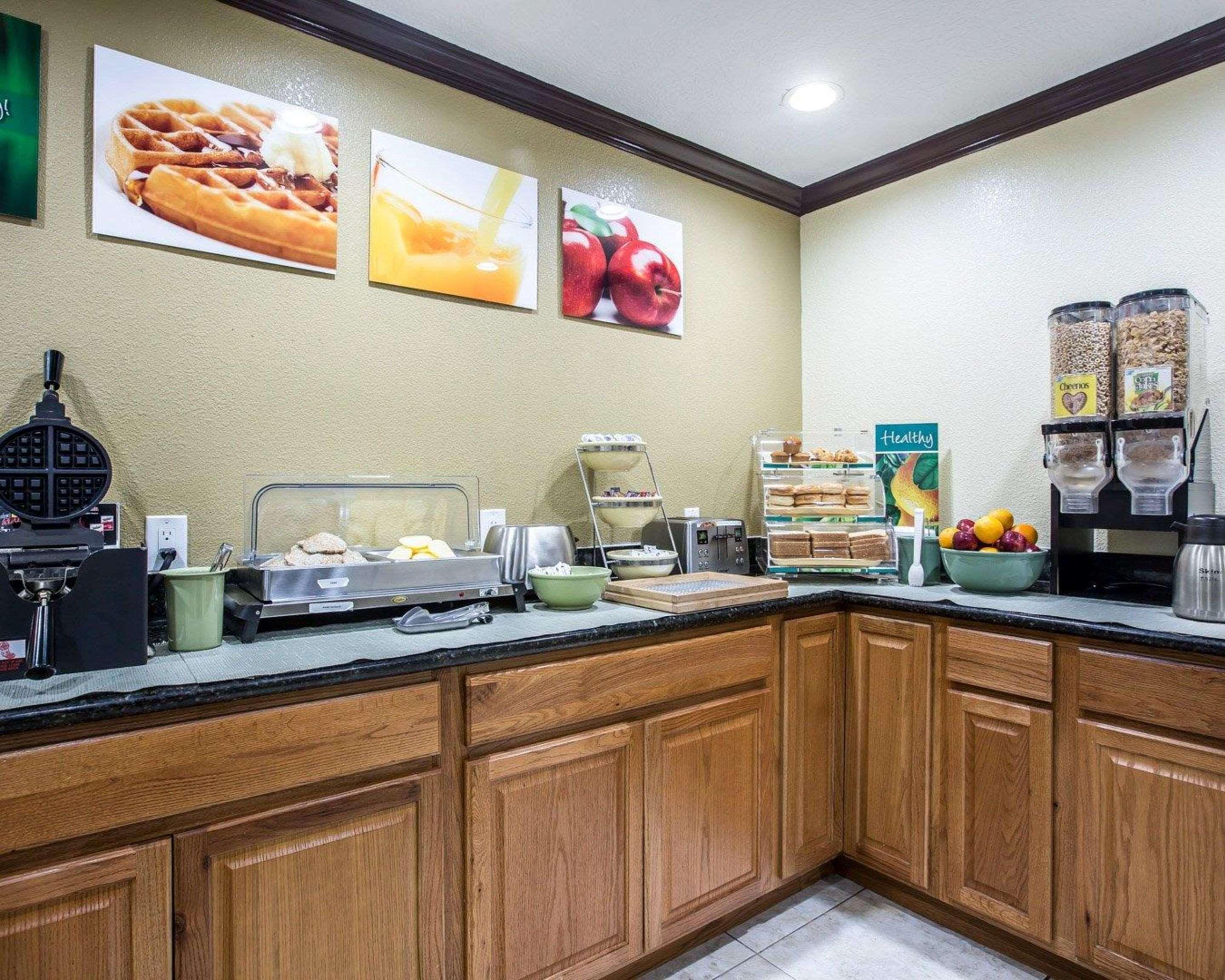Restaurant Quality Inn San Diego I-5 Naval Base
