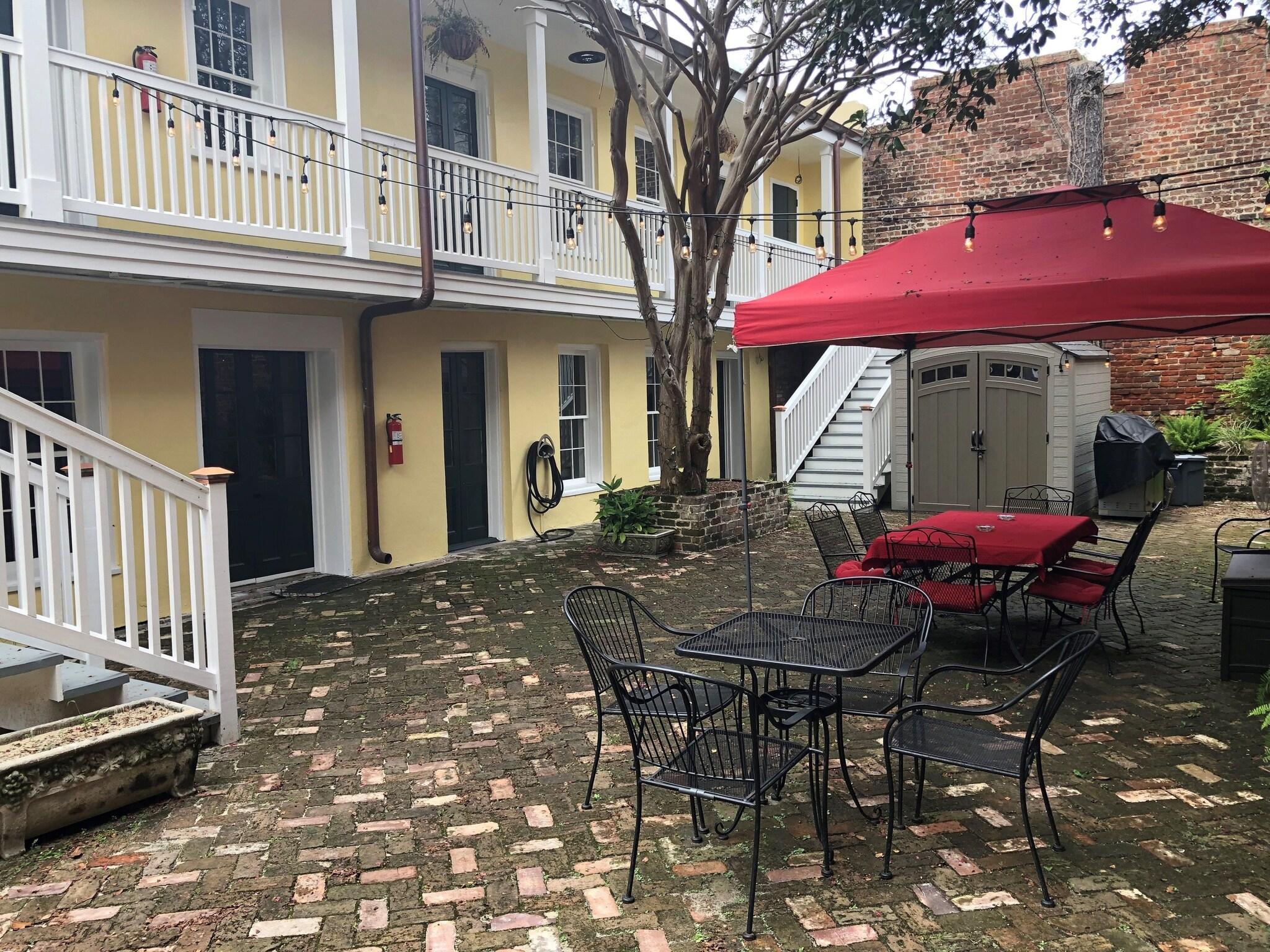 Varios Haunted Hotel New Orleans