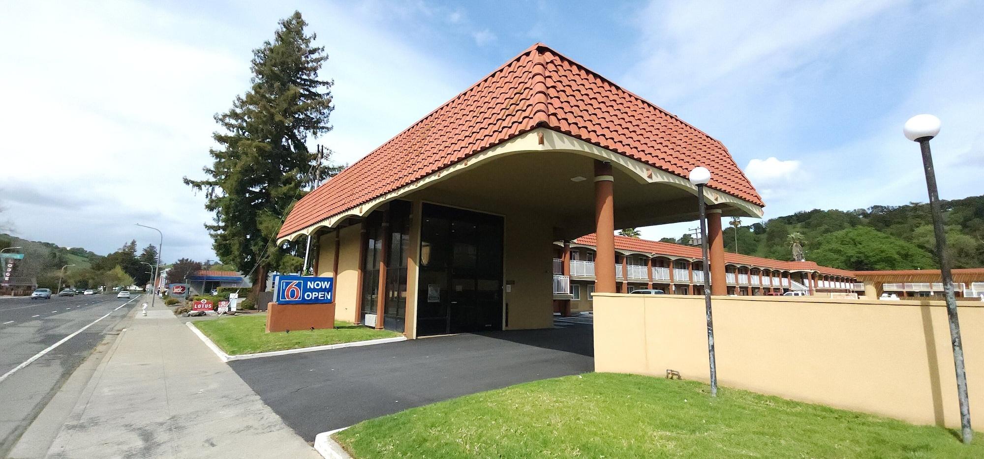 Vista Exterior Motel 6 Martinez, CA