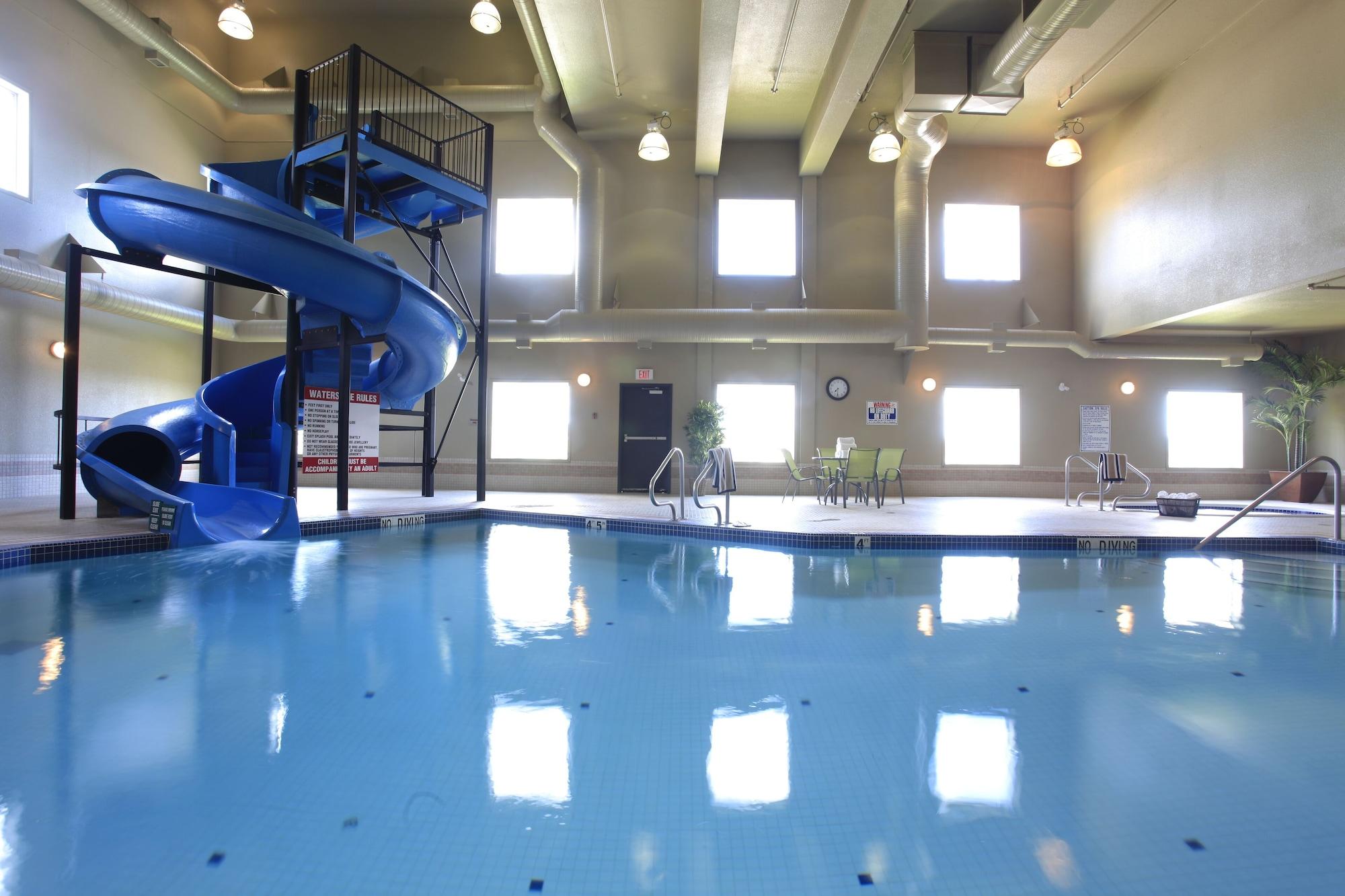 Vista Piscina Pomeroy Inn and Suites Chetwynd