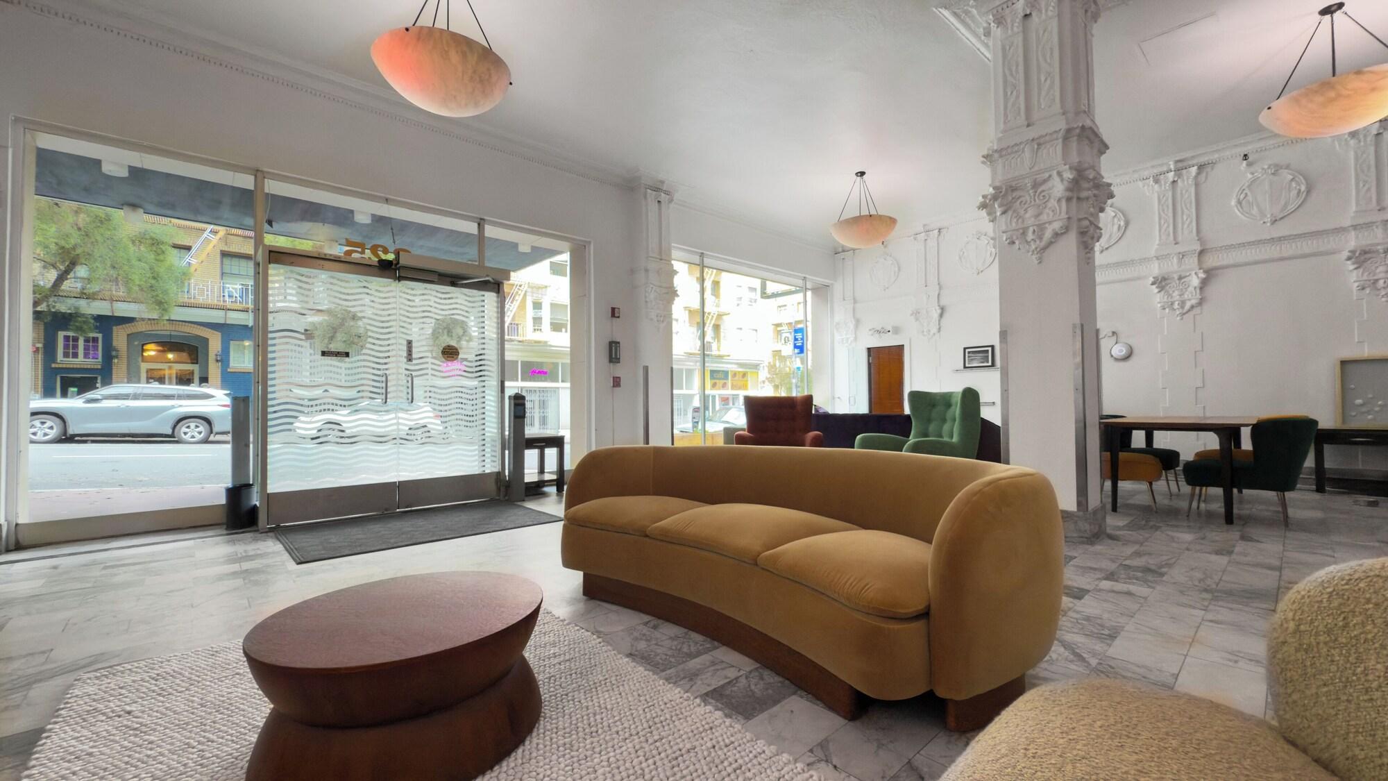 Varios Superhero Hotel