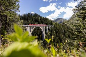 Actividad - Maravillas alpinas: excursión de un día desde Milán en el tren rojo Bernina hasta St. Moritz