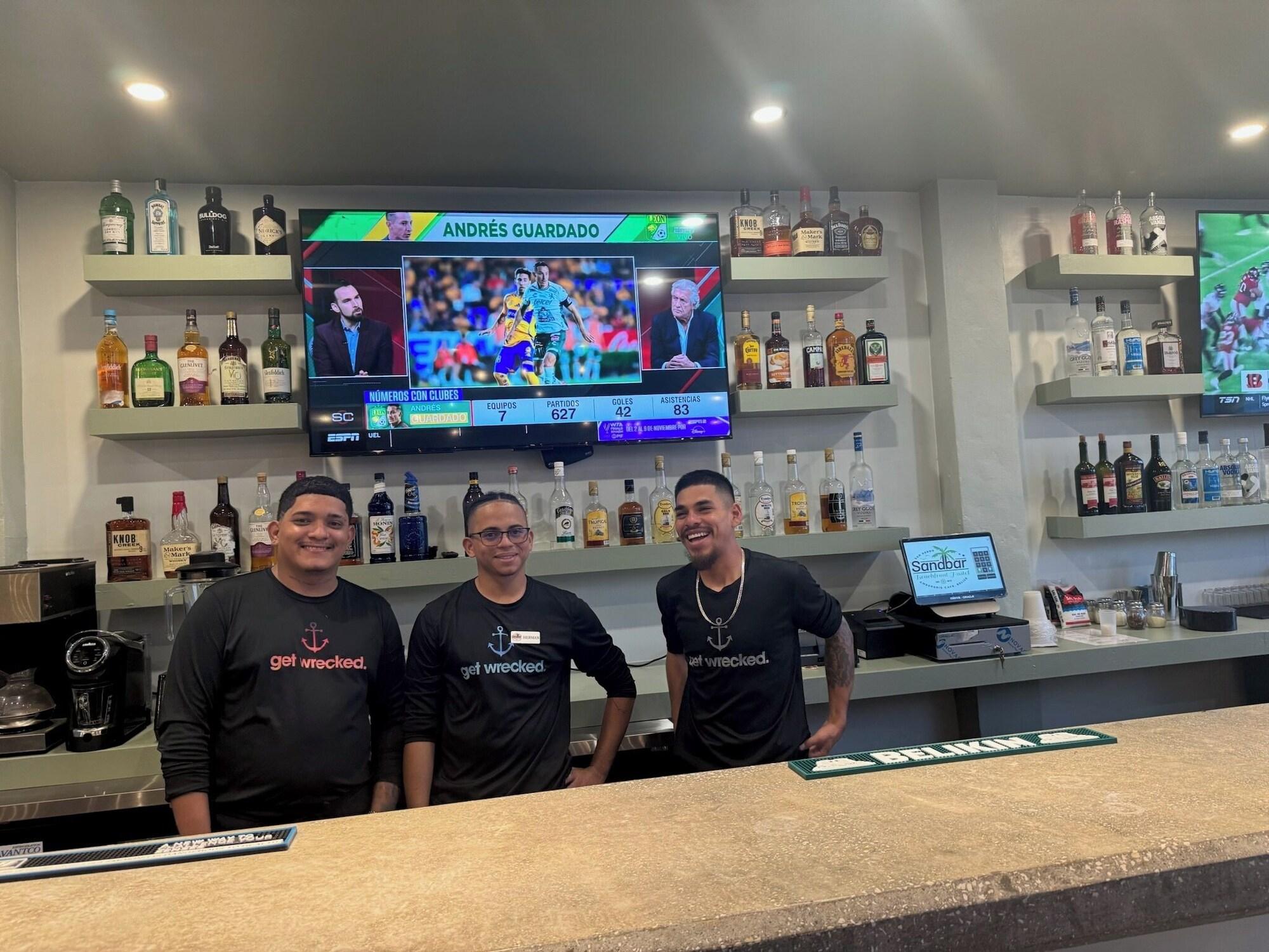 Restaurant Sandbar Beachfront Hotel & Hostel