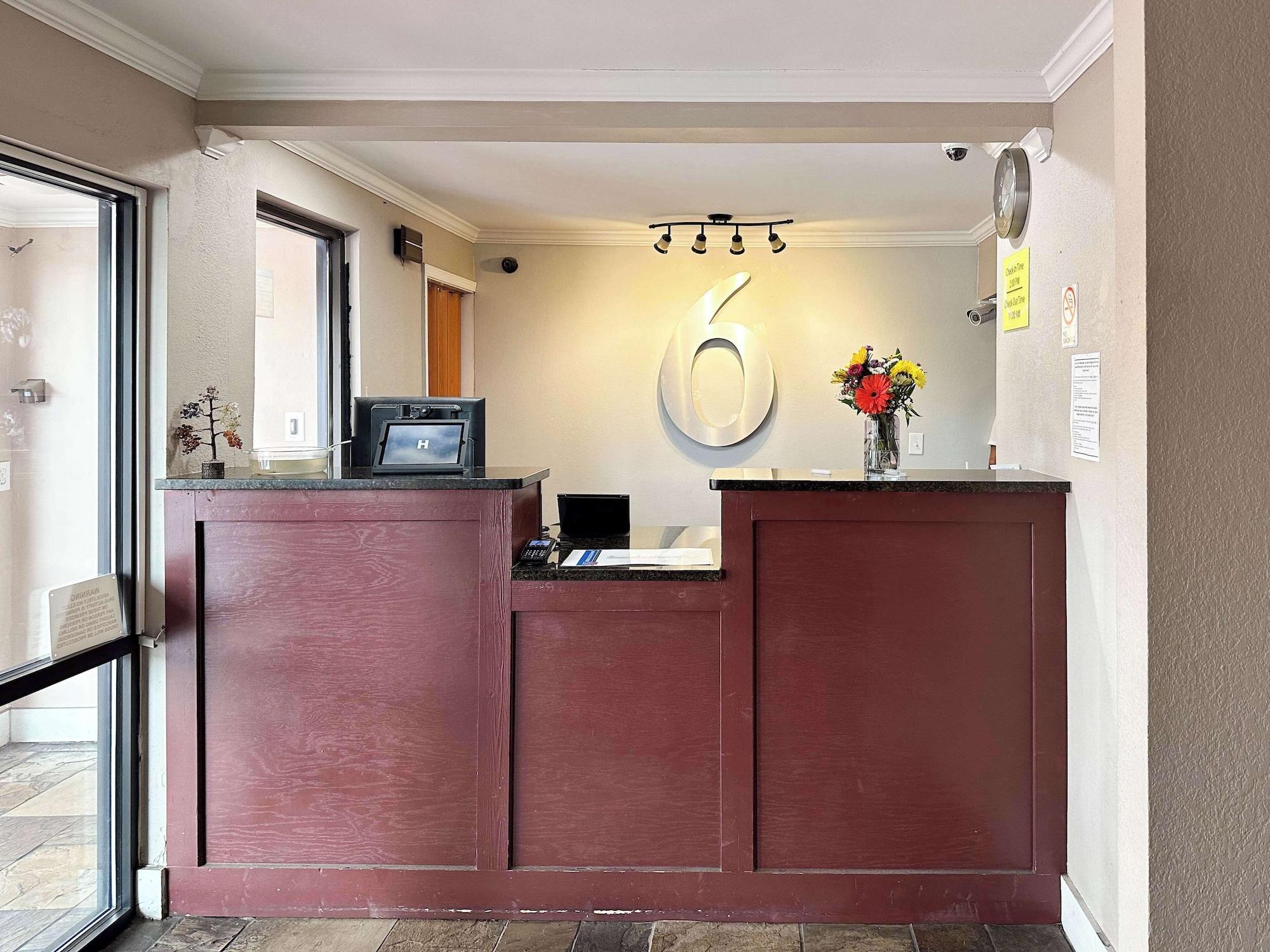 Vista Lobby Motel 6 Atlanta, GA – Atlanta Airport East