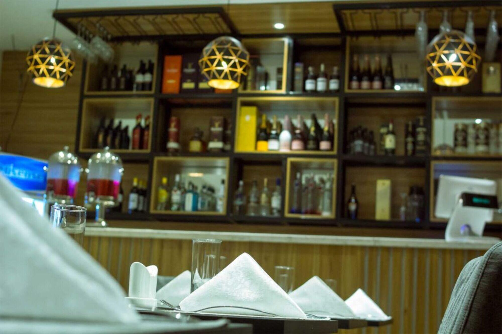 Bar/Salón 649 Suites