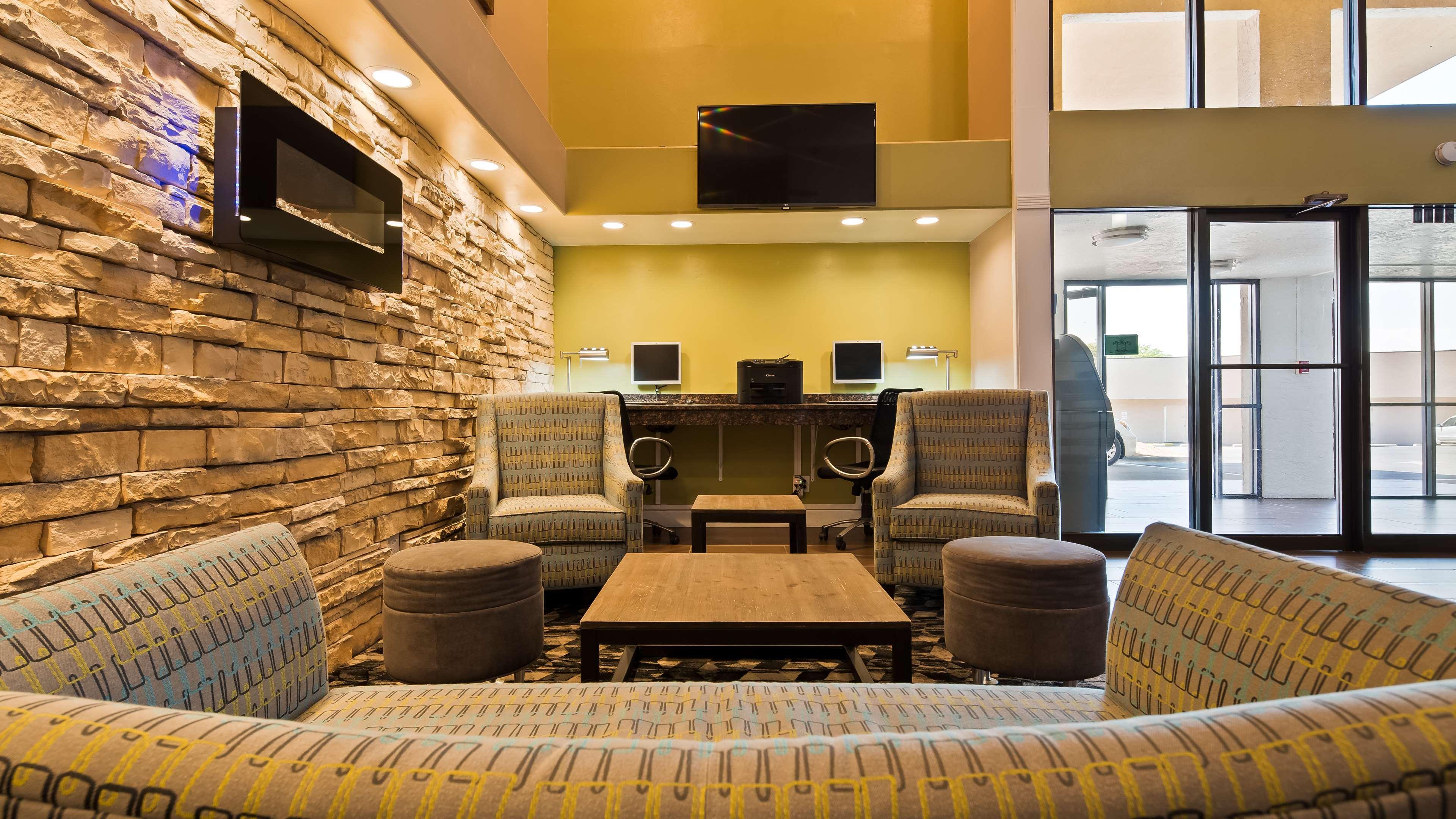 Vista Lobby Best Western Airport Albuquerque InnSuites Hotel & Suites