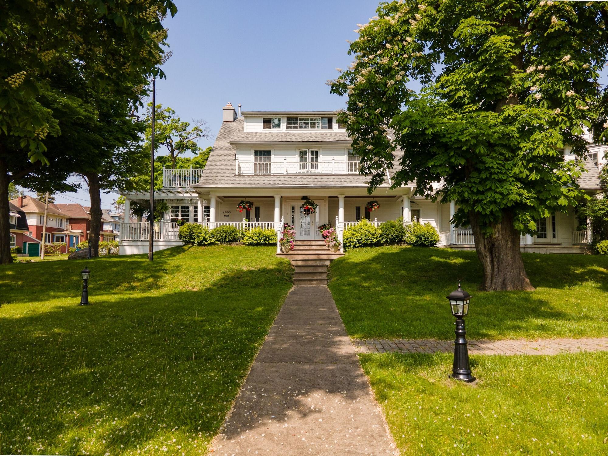 Varios Chestnut Inn Bed and Breakfast