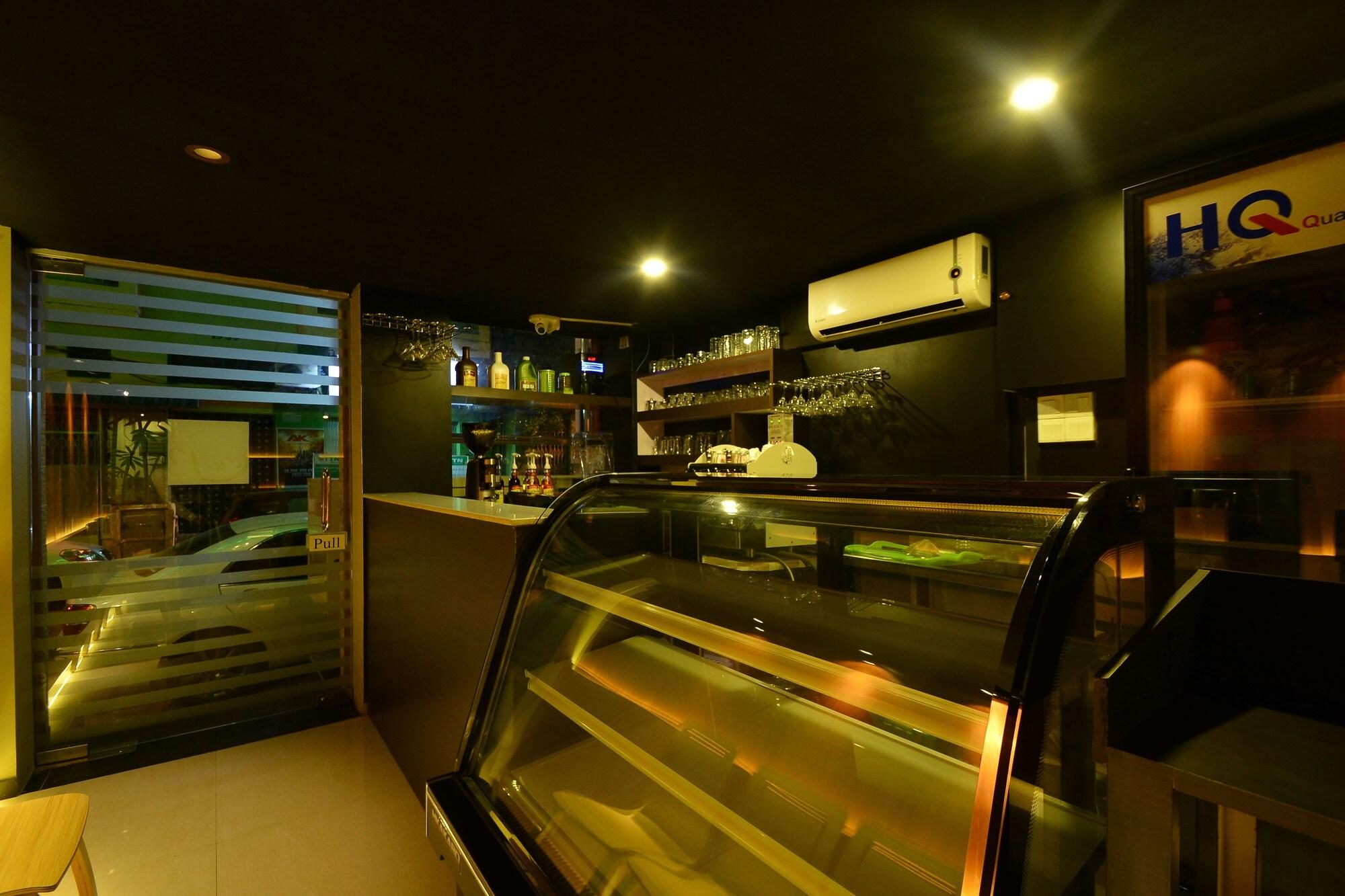 Bar/Salón Family Treasure Yangon