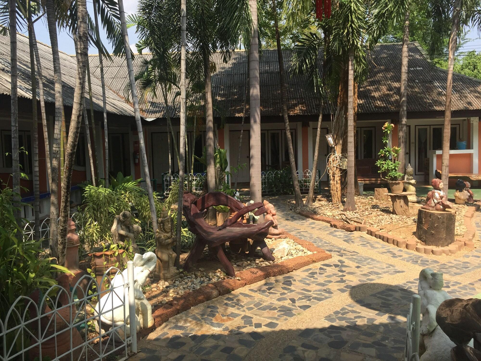 Varios Sam's House Guesthouse