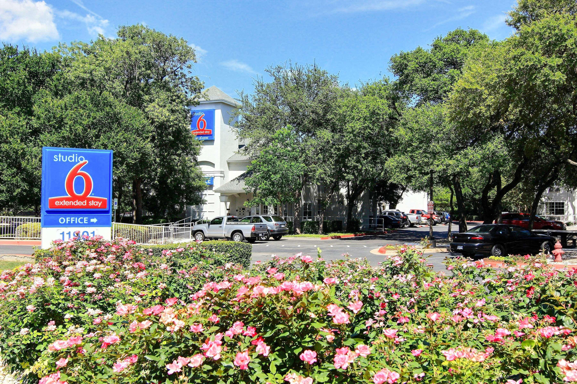 Vista Exterior Studio 6 Extended Stay - Austin, TX - Northwest