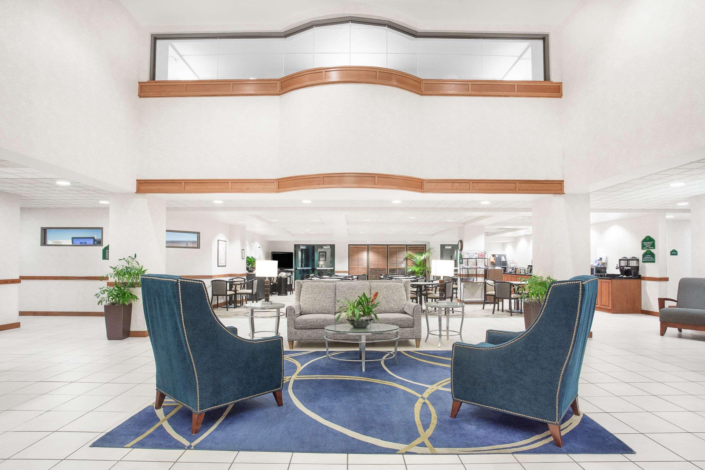 Vista Lobby Wingate by Wyndham Green Bay/Airport