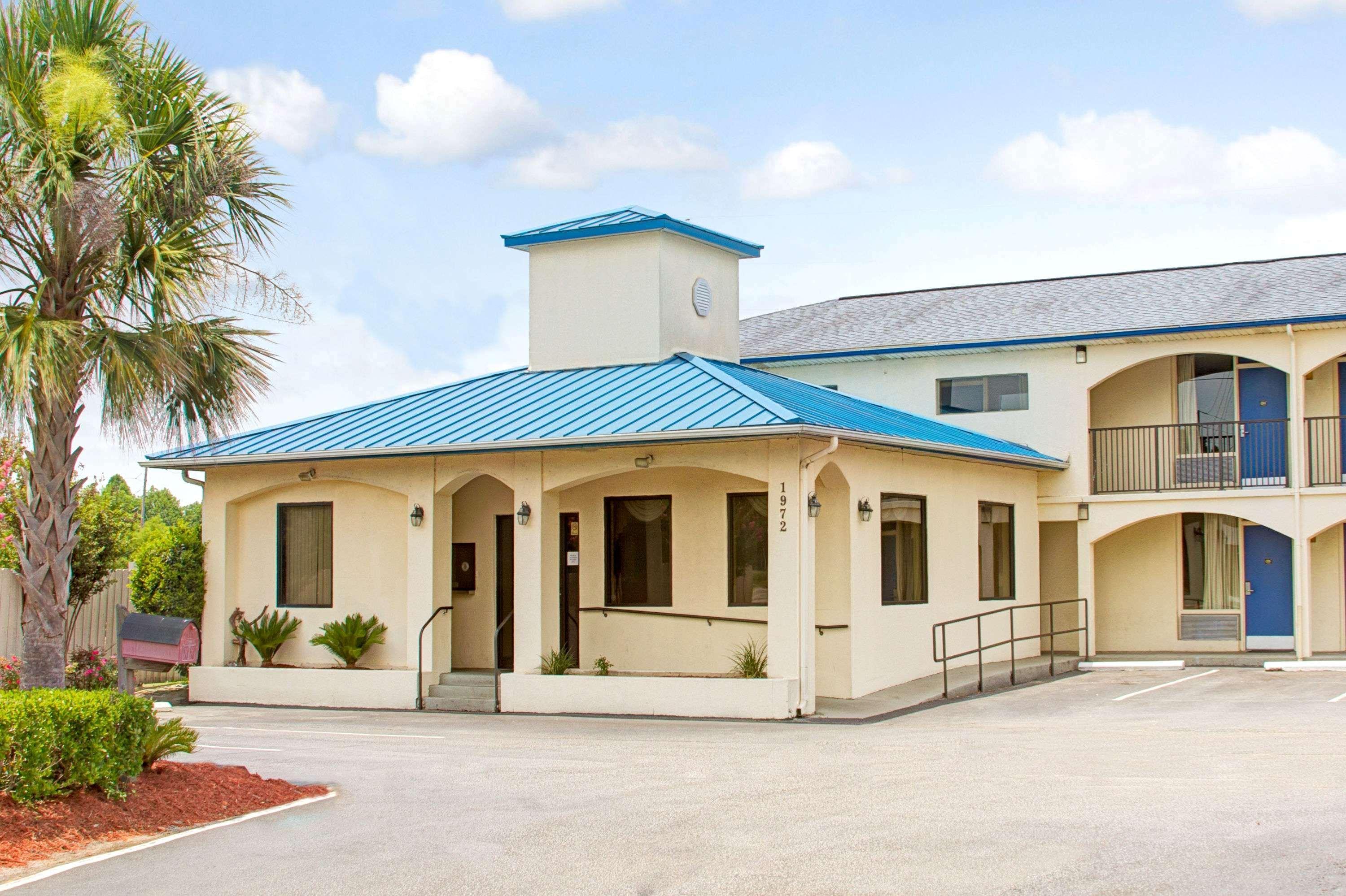 Vista Exterior Super 8 by Wyndham Walterboro