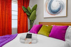 Alquiler Vacacional - The Philly Zoo Queen Retreat - 1 Bedroom Suite with Fireplace -Parking Available