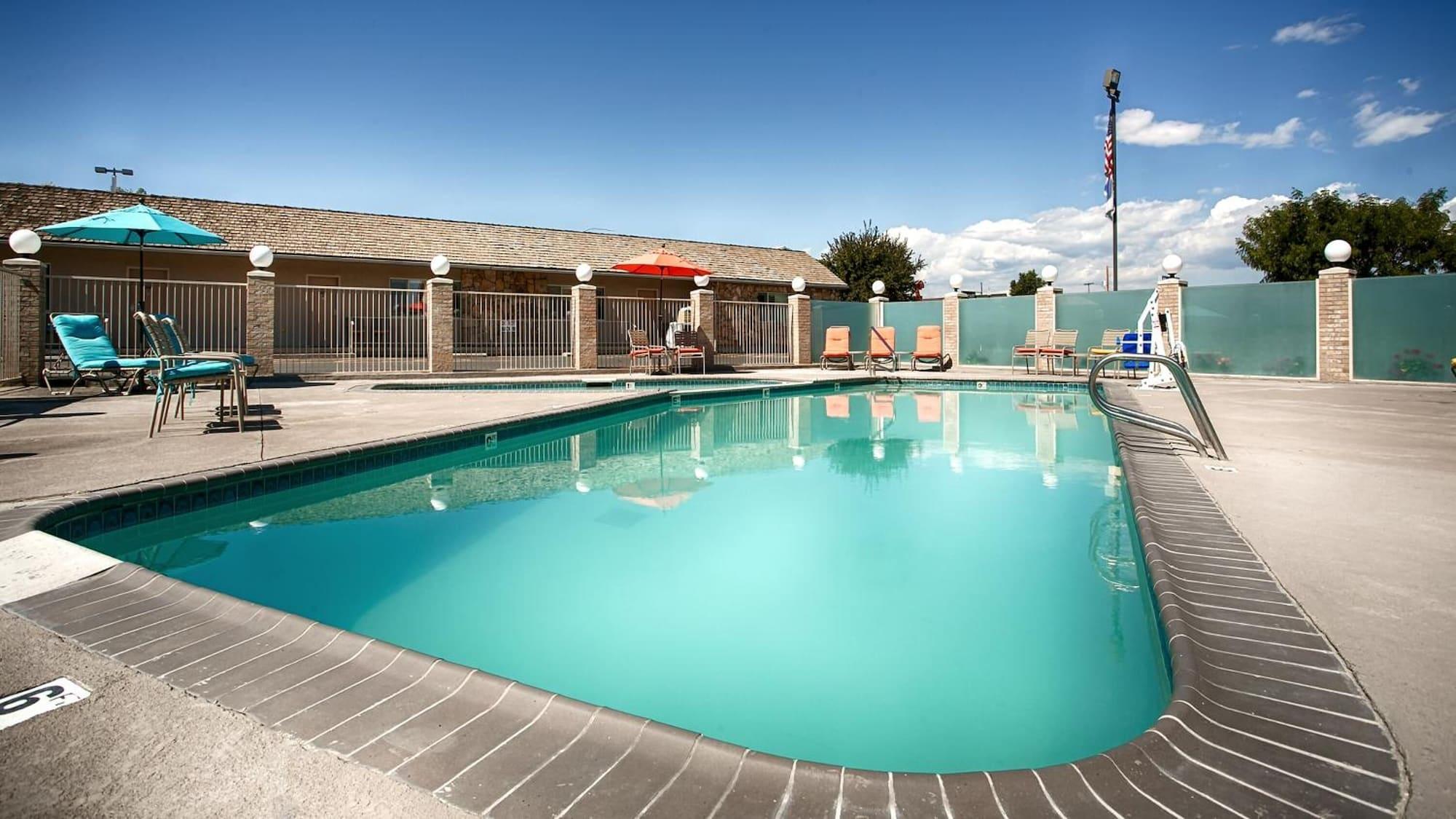 Vista Piscina Econo Lodge Inn & Suites