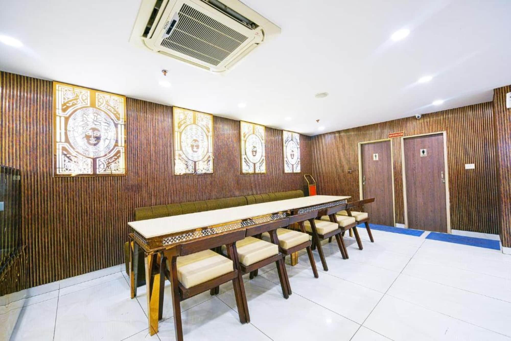 Restaurant FabHotel The Residency 44 Noida