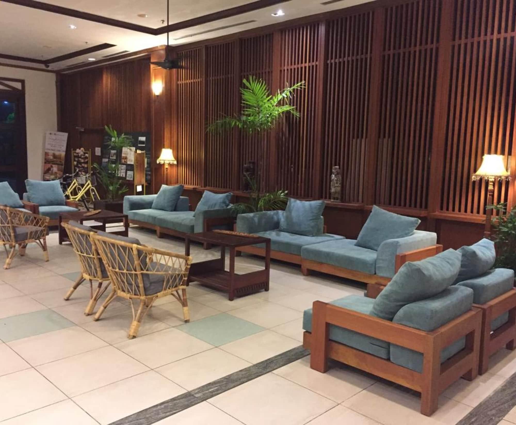 Vista Lobby Palm Beach Resort & Spa