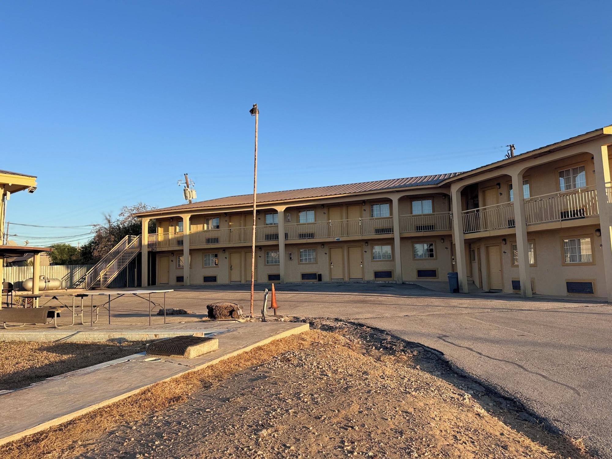 Vista Exterior Executive Inn Crystal City