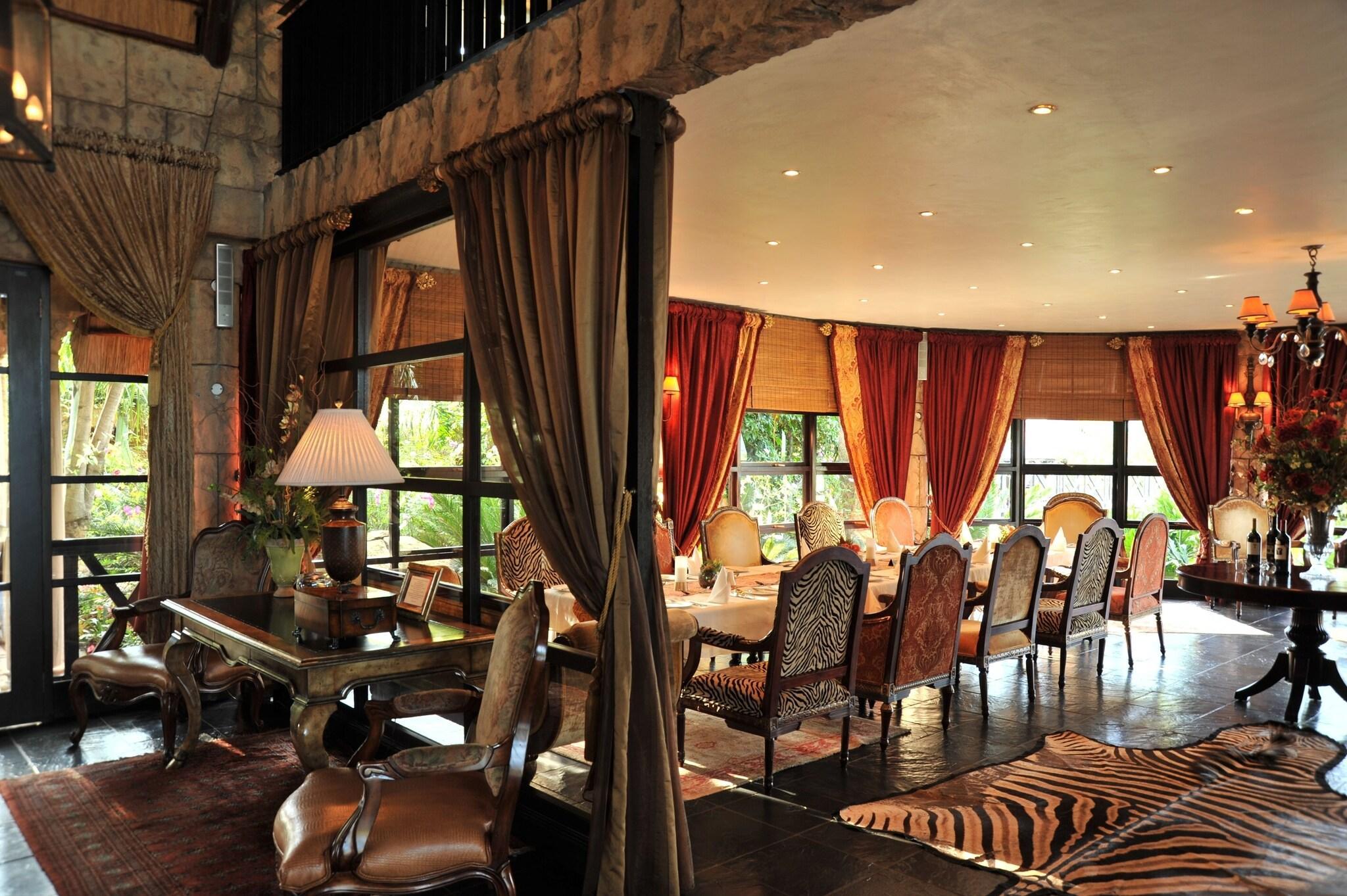 Vista Lobby Summerfield Luxury Resort & Botanical Garden