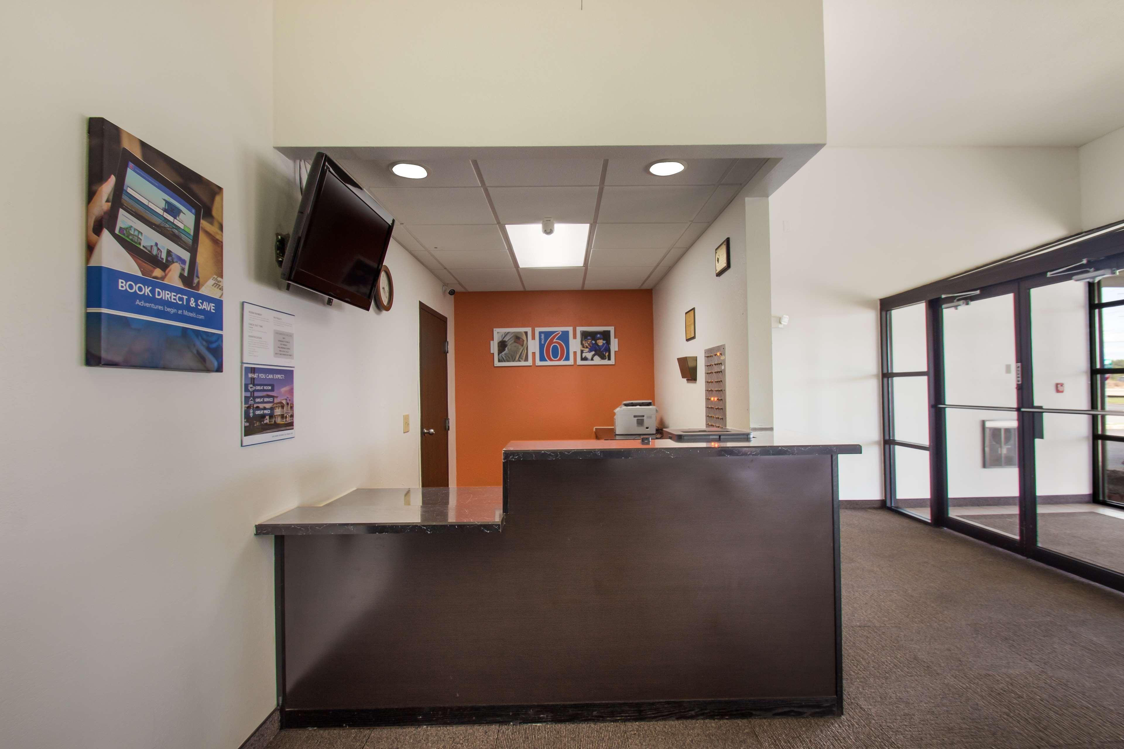 Vista Lobby Motel 6 Rothschild