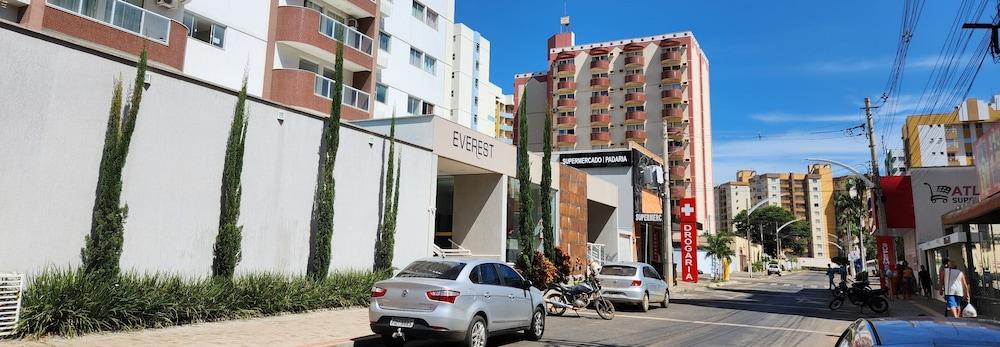 Vista Exterior Everest Flat Service - HotFérias